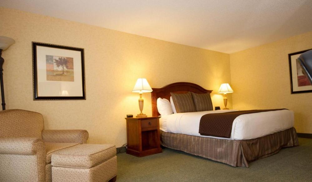 Economy Queen Room interior